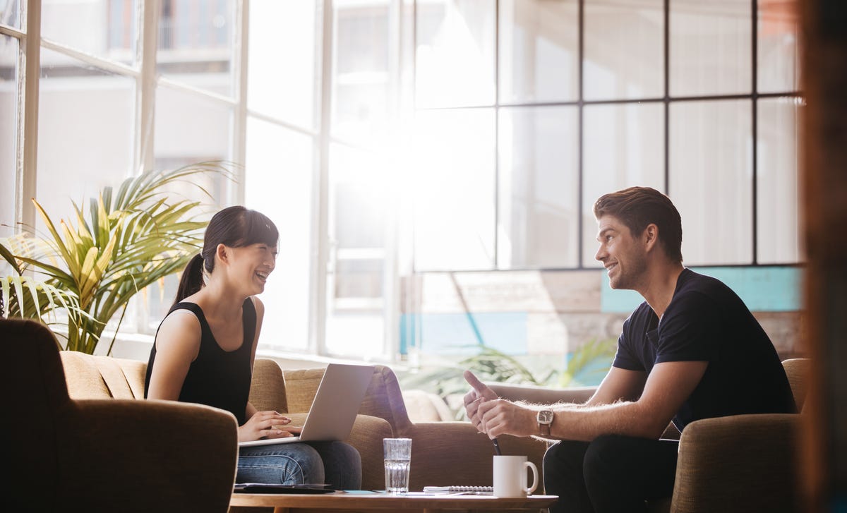 Student and instructor sitting across from each other and talking in English during an English language class at Berlitz Paris
