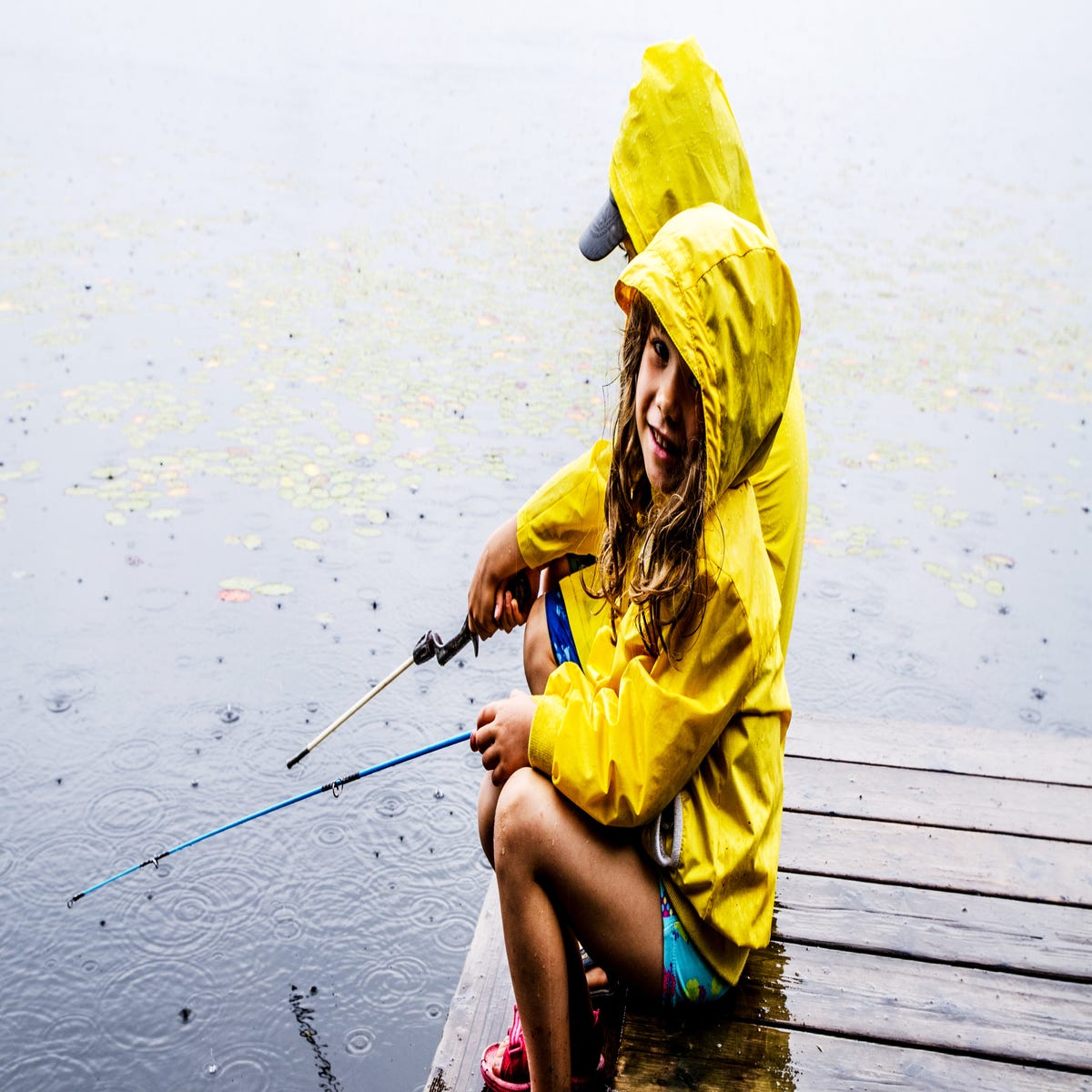 Клева мама. Ловля рыбы в дождь. Рыбалка под дождем. Рыбалка в дождь. Рыбак в дождь.