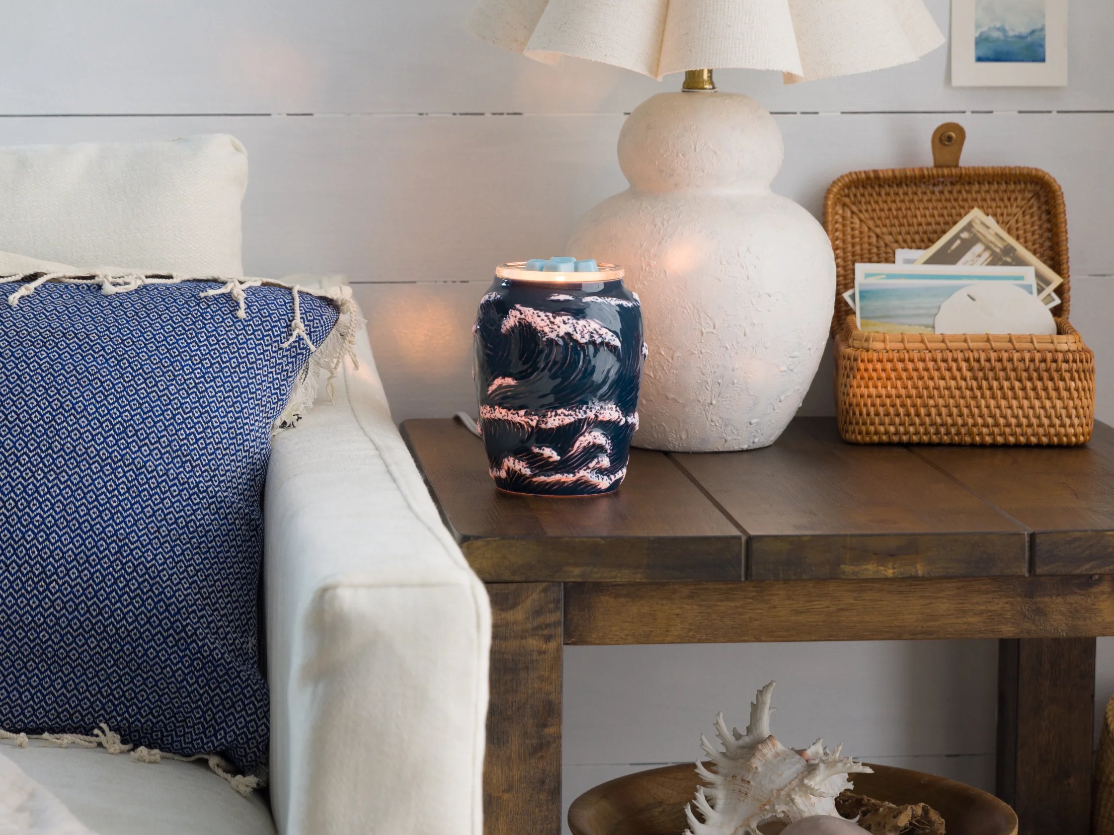 Un Calentador Ocean Crest iluminado en una mesa en una sala de estar.