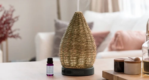 Wonder Diffuser van handgeweven natuurlijk jute met zwarte basis, geplaatst op een tafel in een zachte, spa-geïnspireerde woonomgeving.