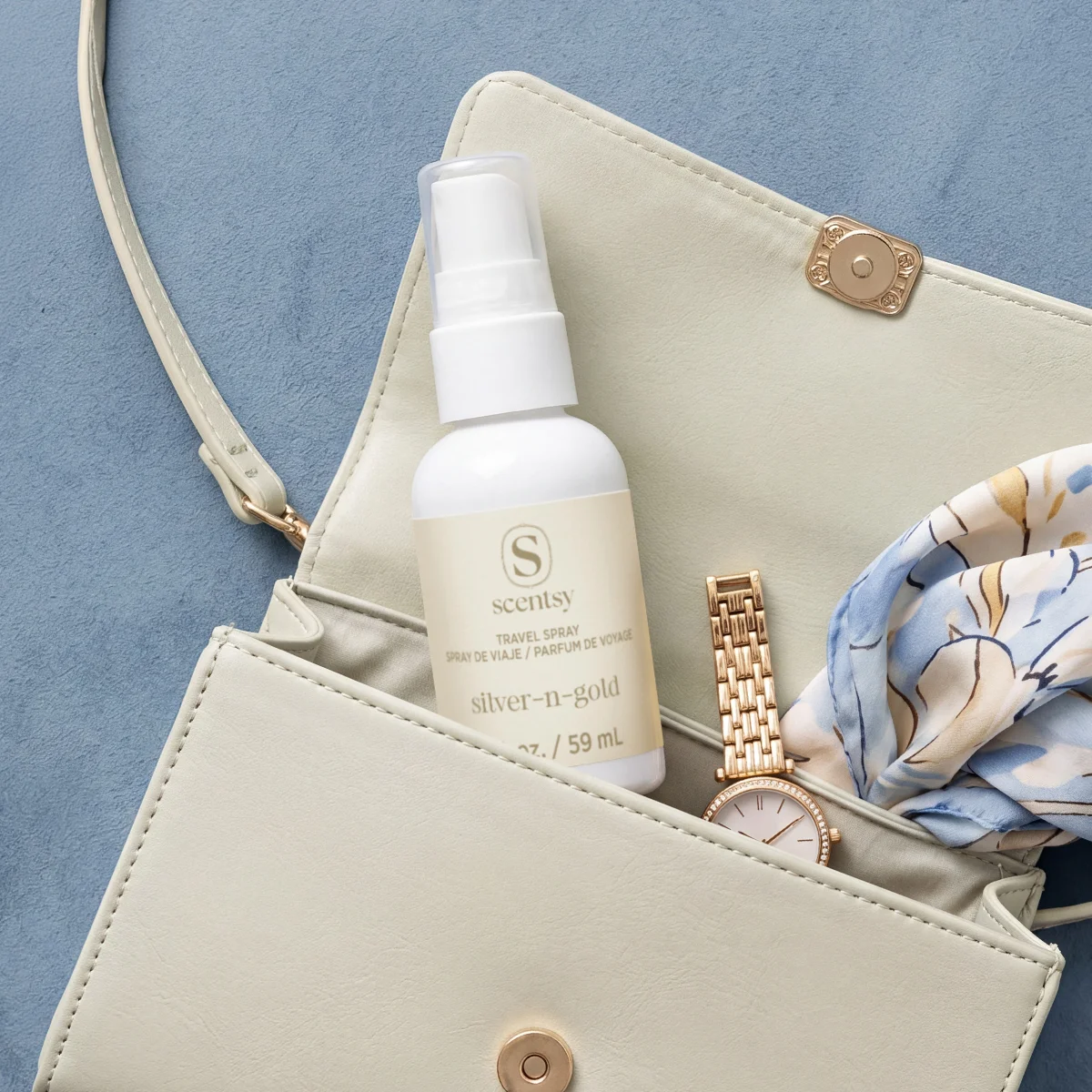 El Spray de Viaje Silver-N-Gold perfuma telas, espacios y más con la fragancia exclusiva de Scentsy. Tamaño compacto para bolsos, mochilas y carteras, empaque duradero para cualquier viaje y fórmula de larga duración para mantener los cumplidos fluyendo.
