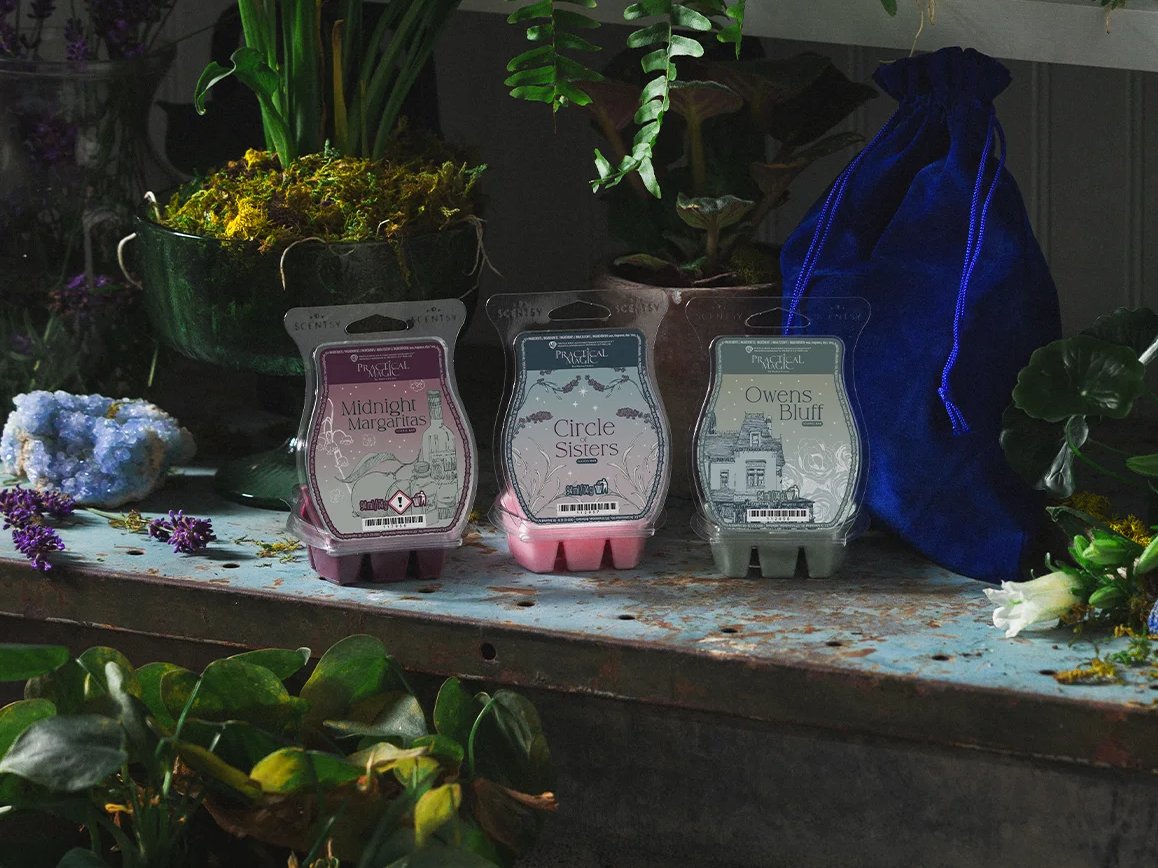 Die Duftkollektion Practical Magic von Scentsy ist inmitten von Pflanzen ausgestellt. 
