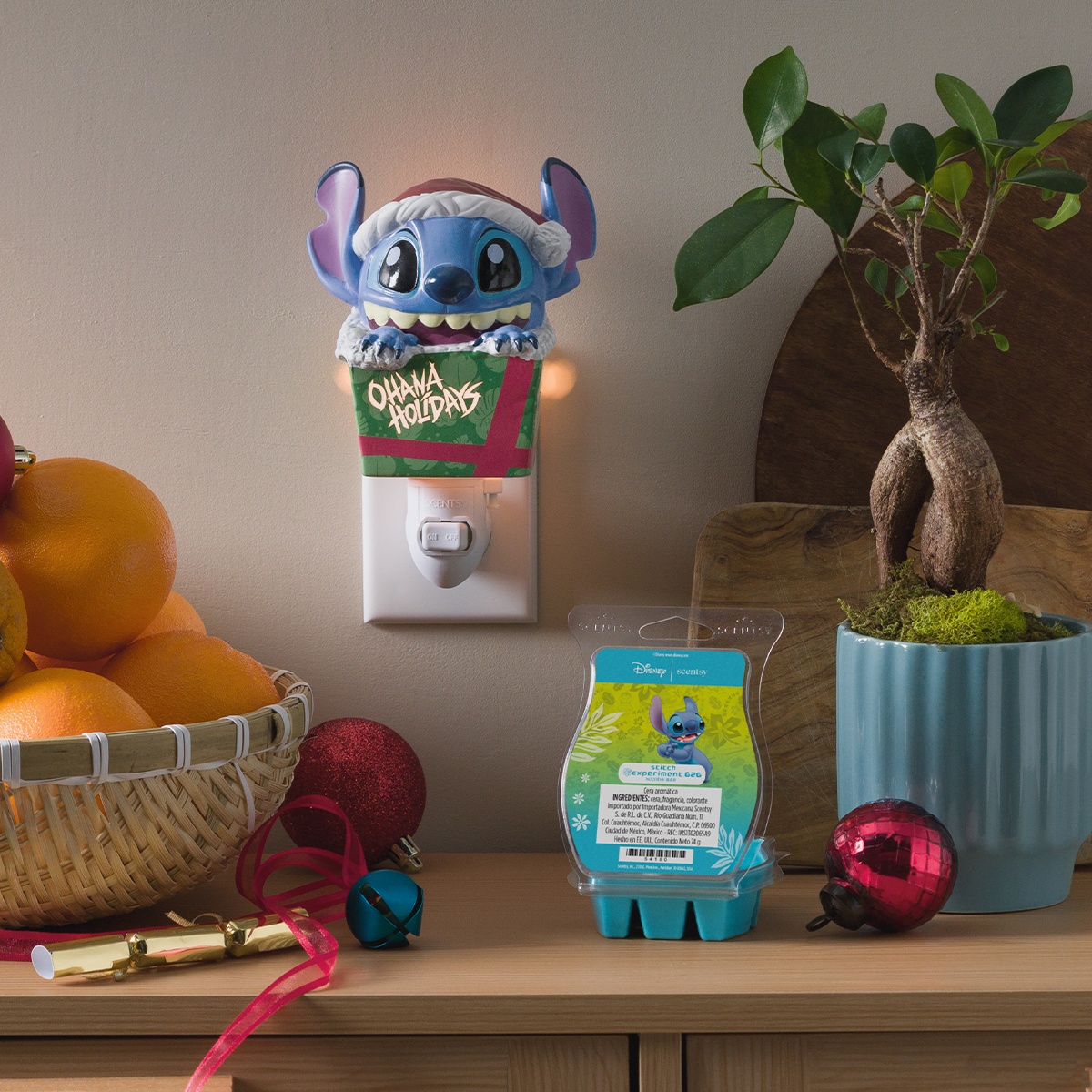Calentador y fragancias de la colección festiva Disney Lilo & Stitch de Scentsy, ambientados para la página de inicio.