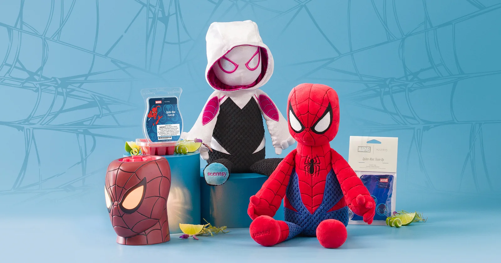 Los productos de la Colección Spider-Man de Marvel arreglados en plataformas contra un fondo azul con dibujos de telarañas.