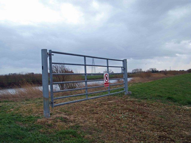 Gate_but_no_fence_-_geograph.org.uk_-_711557.jpg