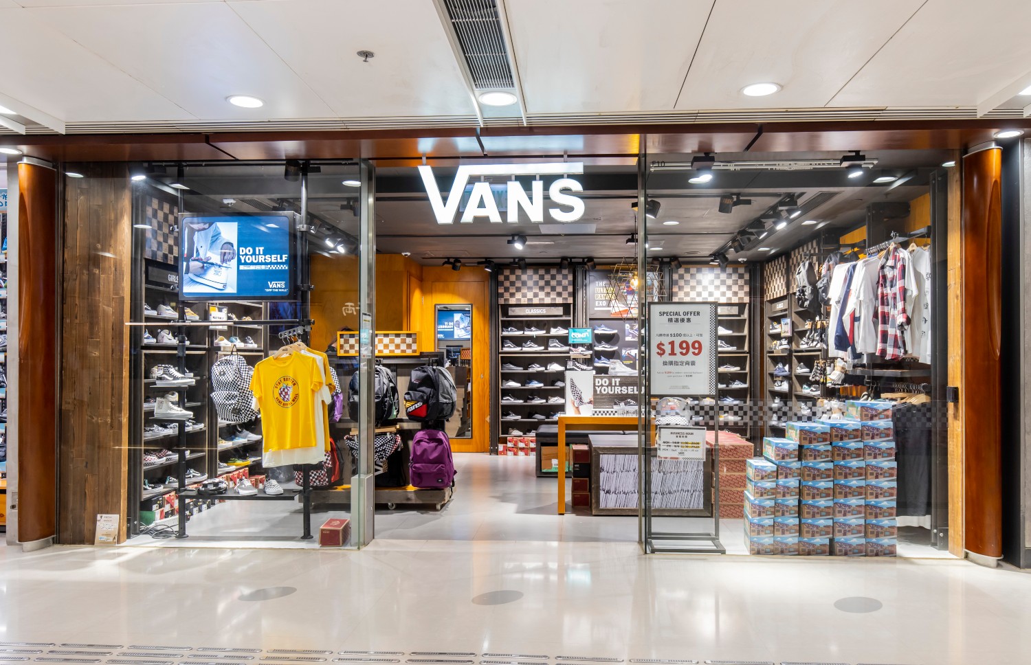 closest vans store to my location