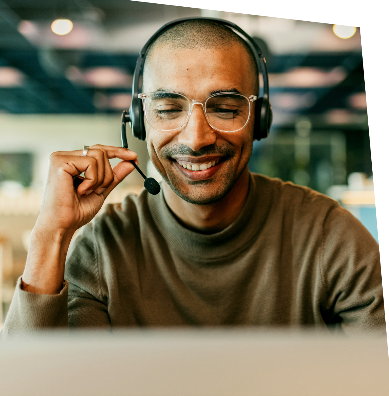 A high-performing contact center agent achieving his goals with support from 8x8 communication technology