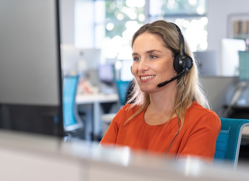 Agent using contact center software to assist customers