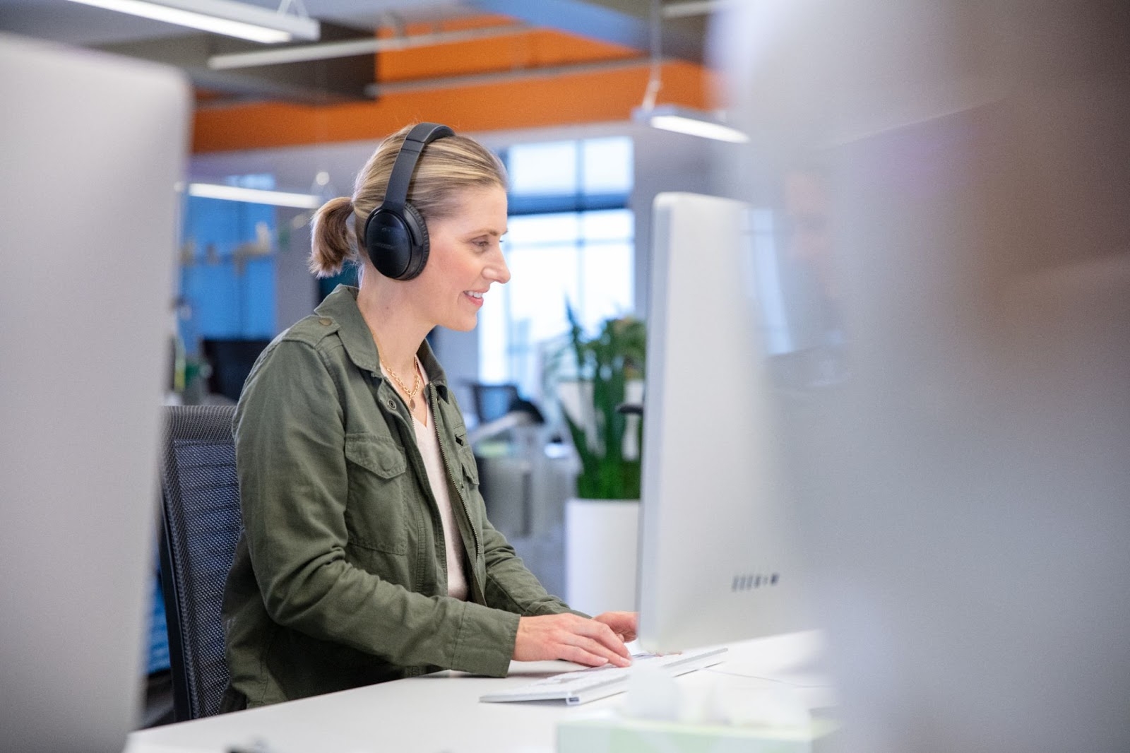 A customer support agent using a call center solution with a preview dialer