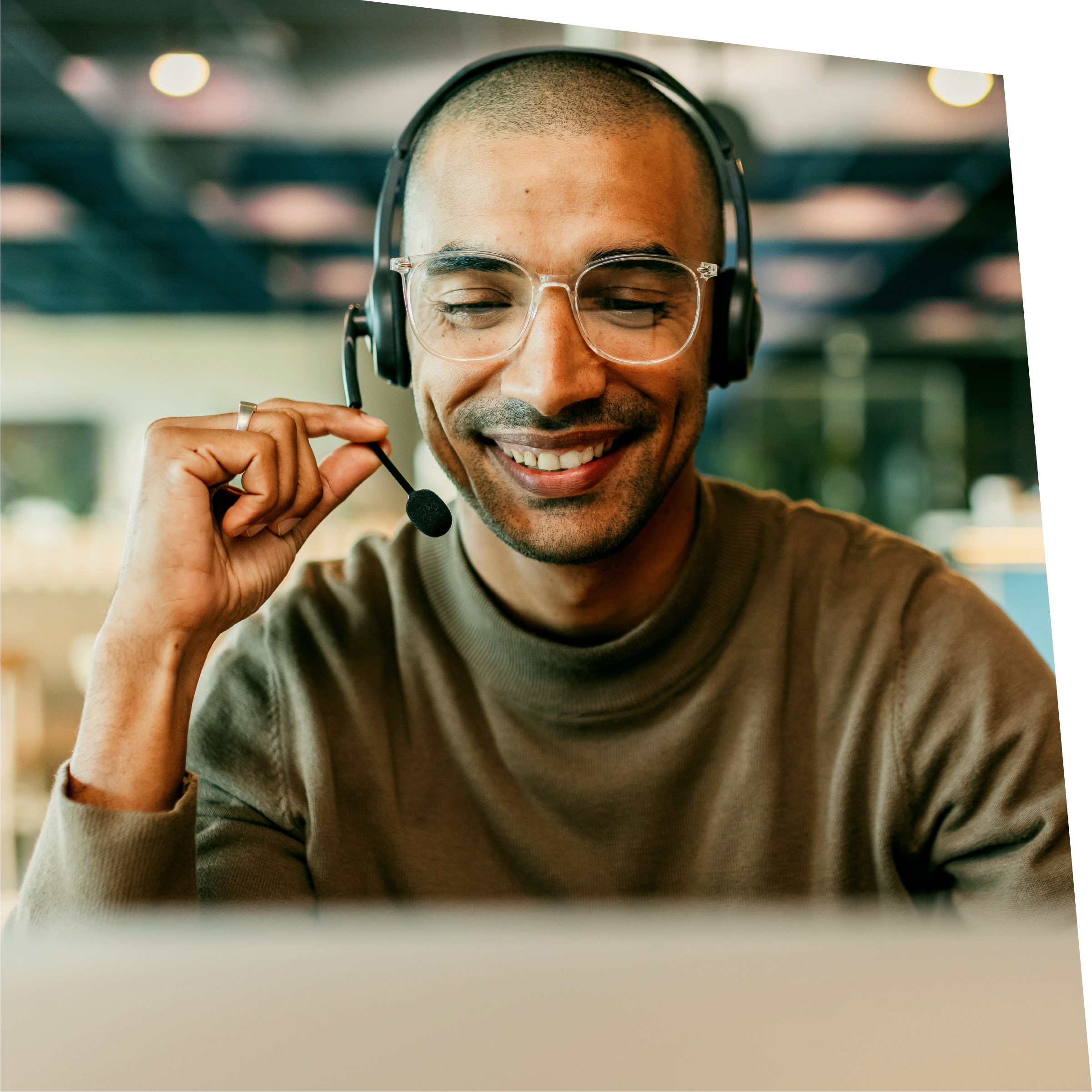 A contact center agent enjoying streamlined communications with 8x8 and Microsoft Teams integration solutions