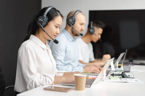 call center agents providing call support to customers