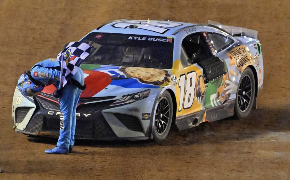 Kyle Busch steals a milestone victory in wild race on Bristol dirt | RACER