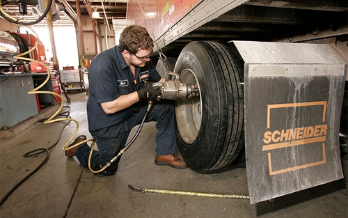 A Schneider diesel technician puts his tire installation skills to the test through Schneider's tire program.