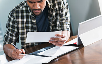 Truck driver documents income and expenses in a monthly budget.