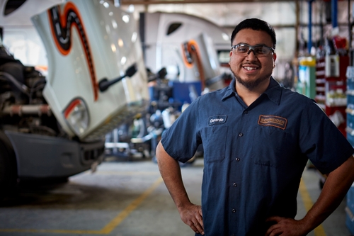 There are six steps on how to become a diesel technician.