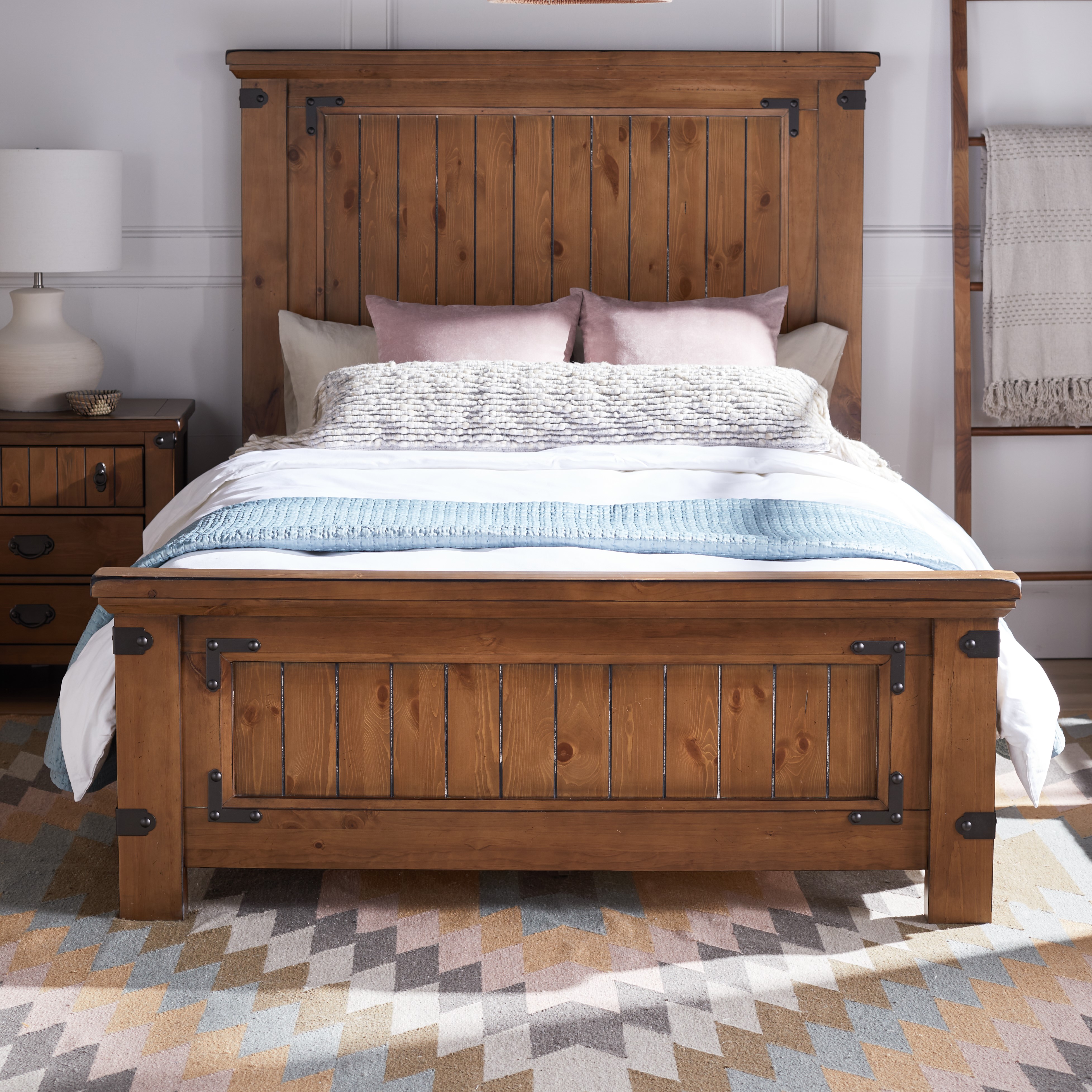 Layering Pillows on a Queen Bed 