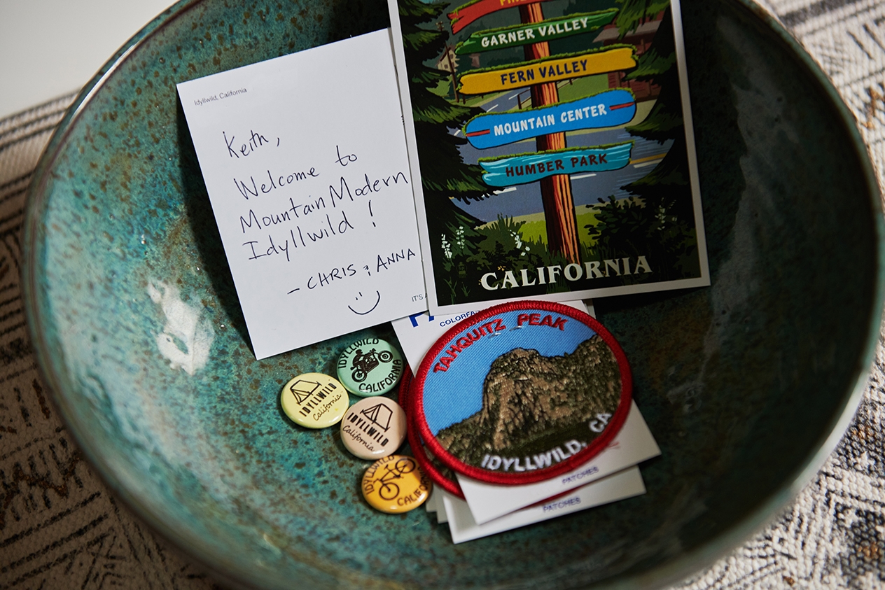 Bowl with welcome message and information on attractions nearby.