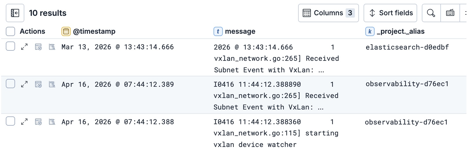 Kibana Discover muestra resultados de búsqueda entre proyectos con la columna _project._alias que identifica de qué proyecto de Elastic Serverless proviene cada entrada de log