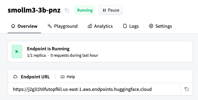 Vista del dashboard de un endpoint de inferencia de Hugging Face llamado “smollm3‑3b‑pnz”, que muestra un estado de ejecución verde, una réplica activa, cero solicitudes en la última hora, pestañas de navegación y la URL del endpoint.