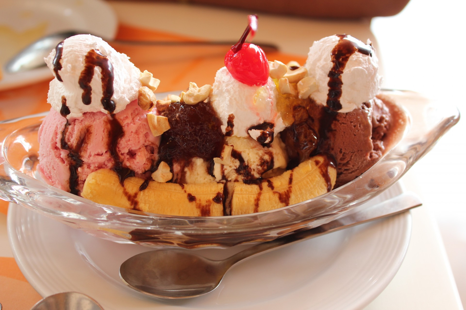 Banana split photo used as example input for the jina-embeddings-v5-omni vision encoder