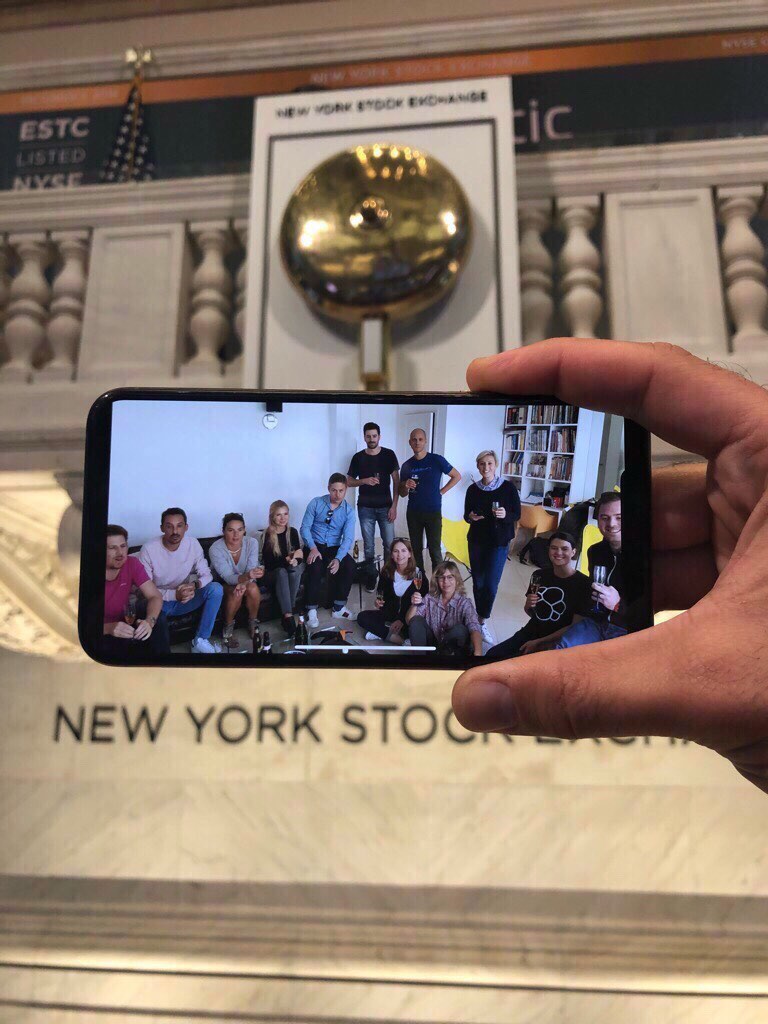 elastic-paris-team-photo-on-phone-at-nyse-blog.jpg