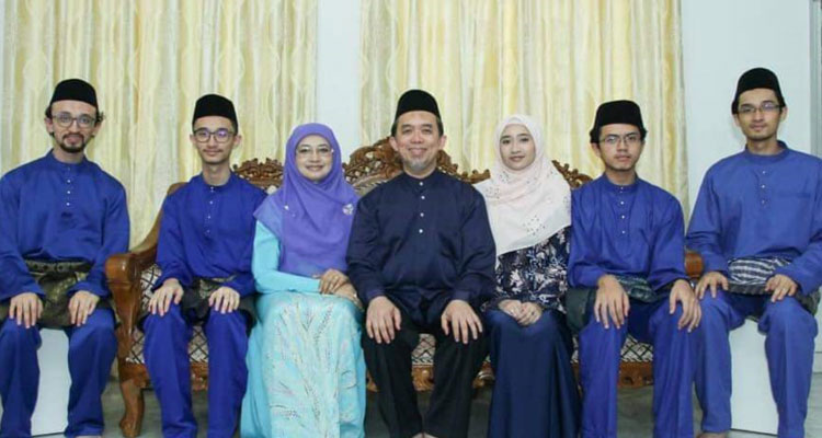 Sapphire Azlinda Ashari & Mohd Hamzah with family.jpg