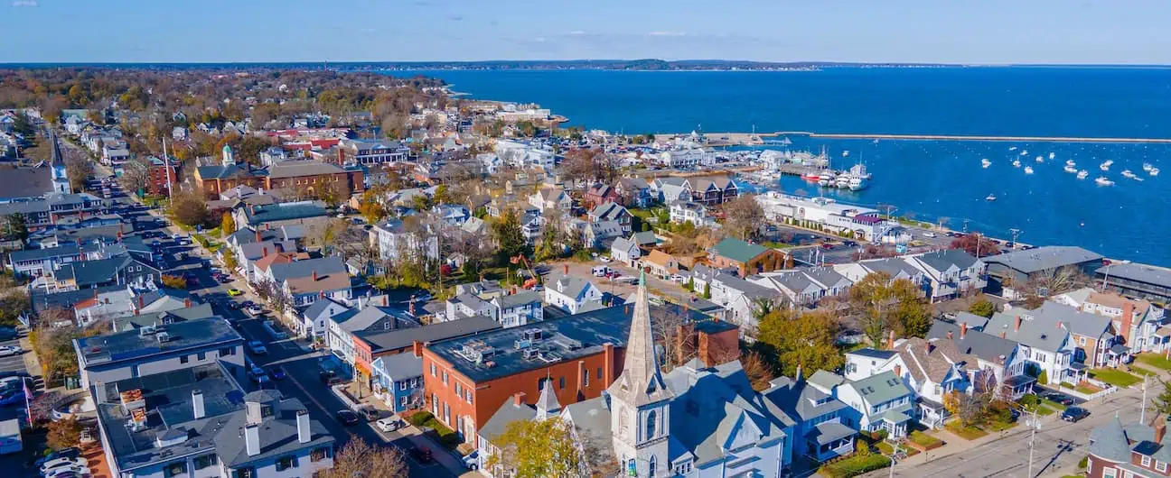 A view of Plymouth, MA neighborhoods and bay