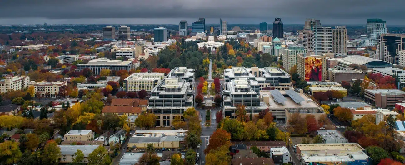 A view of the Sacramento, CA skyline and capitol building in autumn