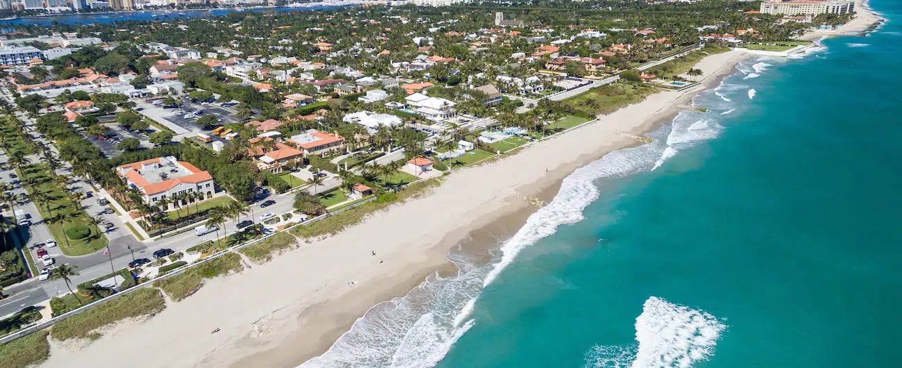 A view of the sea and an oceanfront neighborhood in Palm Beach, FL