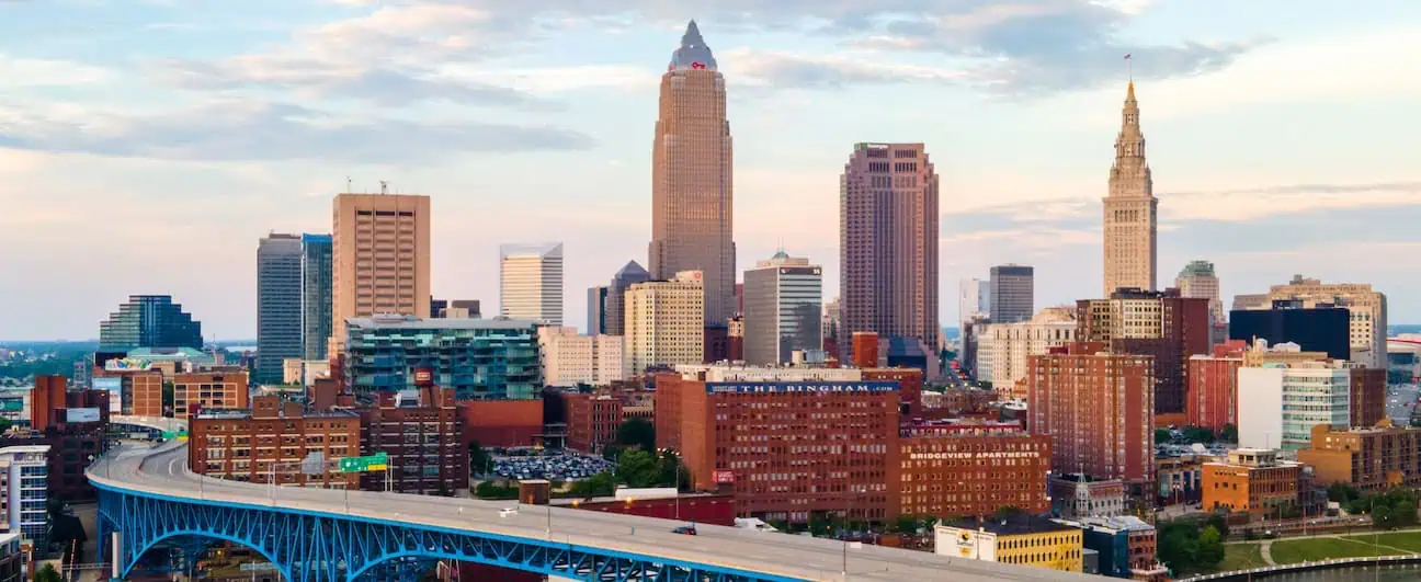 A view of Cleveland, OH's skyline at dusk