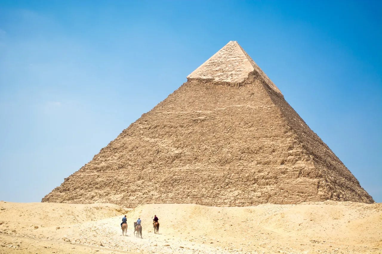 Walking_towards_Egyptian_pyramids_Arabic_language.webp