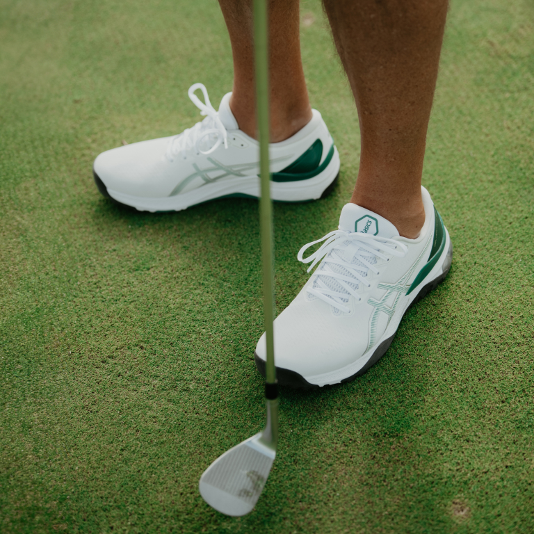 What's the difference between spike-less and spike golf shoes? 