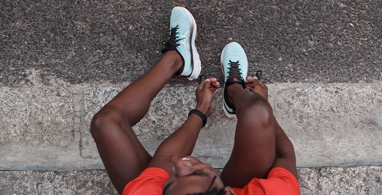 Runner tieing his shoes