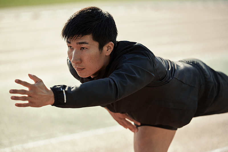 Man doing a bird dog exersize