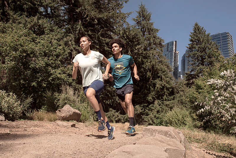 Two people tempo running