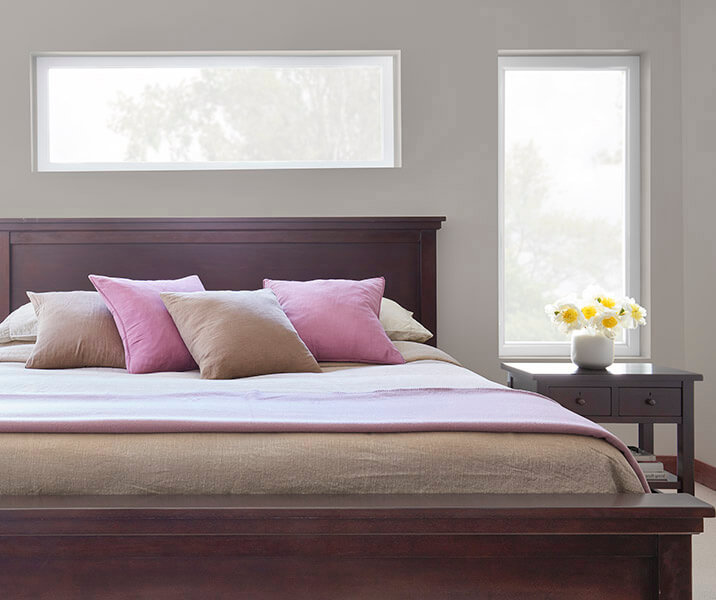 250-casement-bedroom-pink-pillows