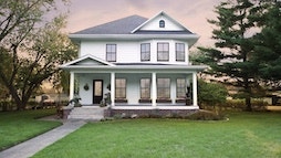 Image of white home after DesignWorks updated windows and doors