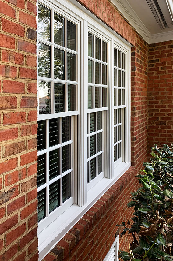 Close up of newly installed Pella windows on Midlothian home.