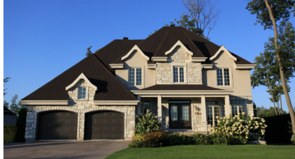 the before picture of a one story home that's white