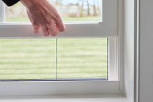 A white window is open, showing the hidden screen feature.
