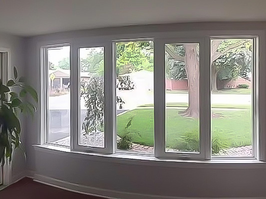 Five windows form a reverse bow configuration, with the second and fourth windows able to vent.