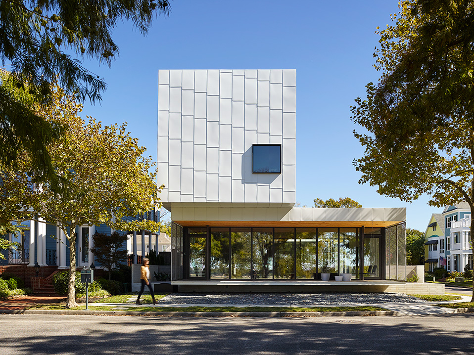 Exterior view of modern net zero home in Memphis with Pella clad windows.