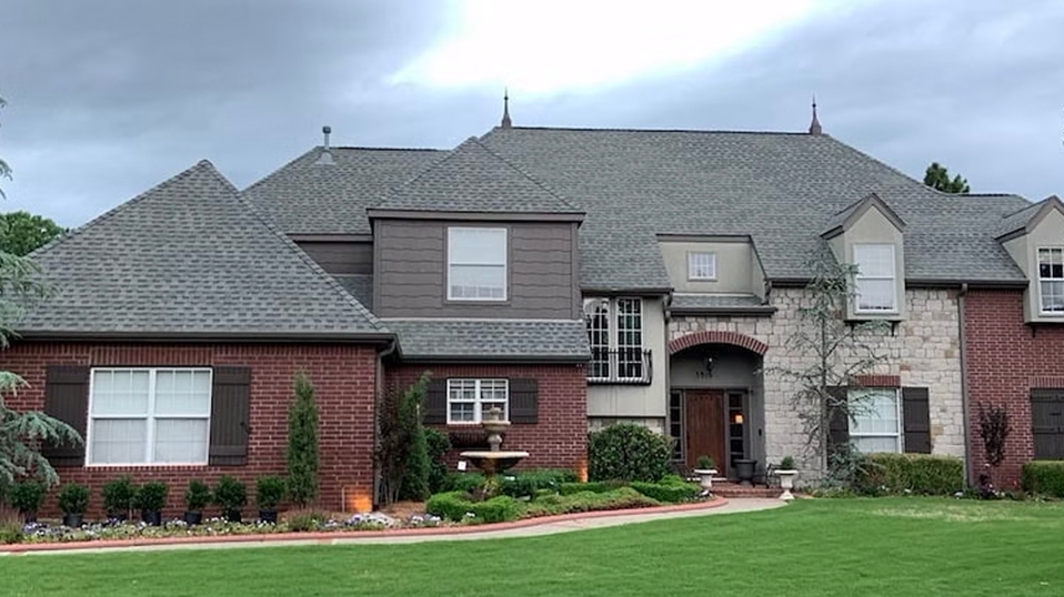 A home in Broken Arrow with outdated vinyl windows.