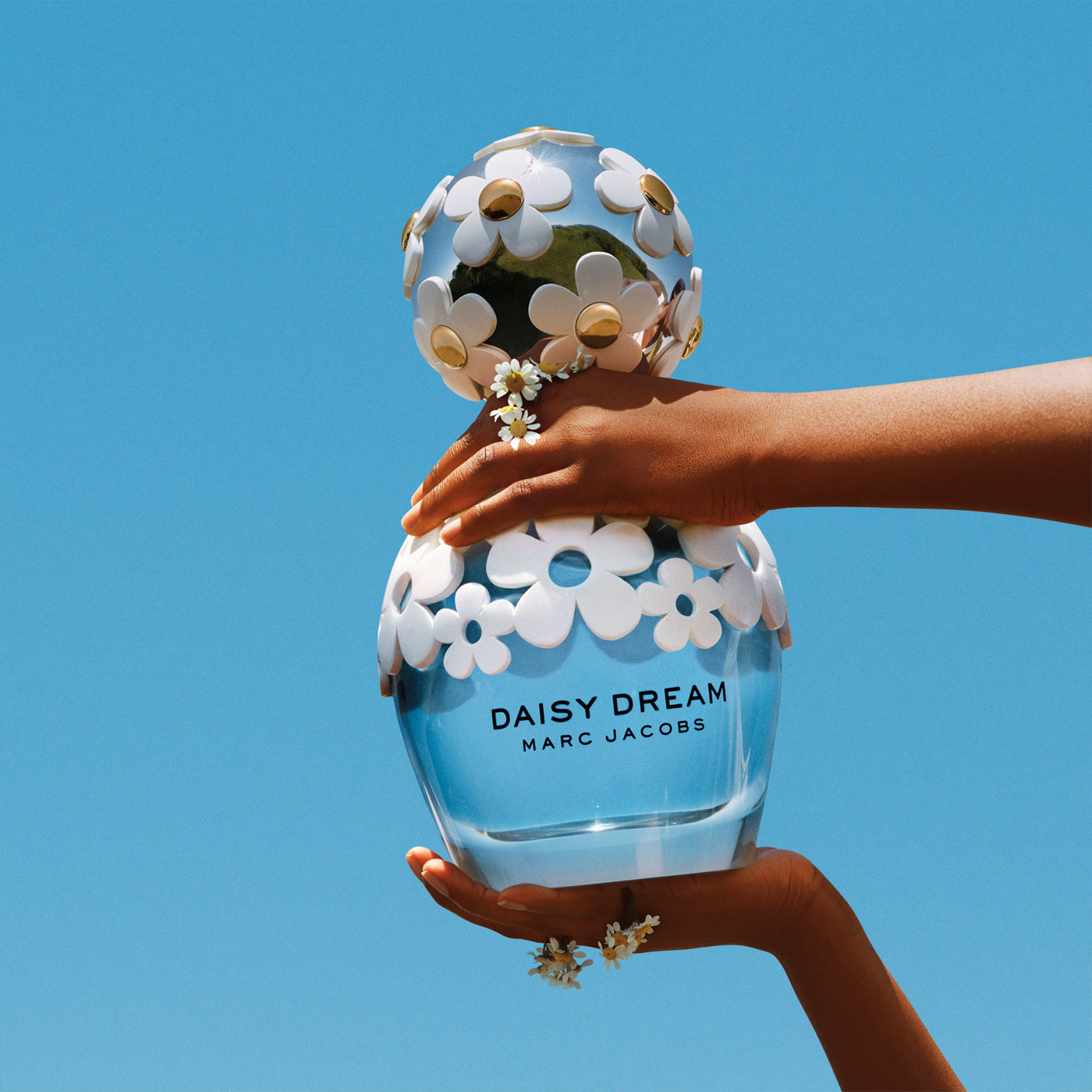 Chai nước hoa Daisy Dream trên bãi biển