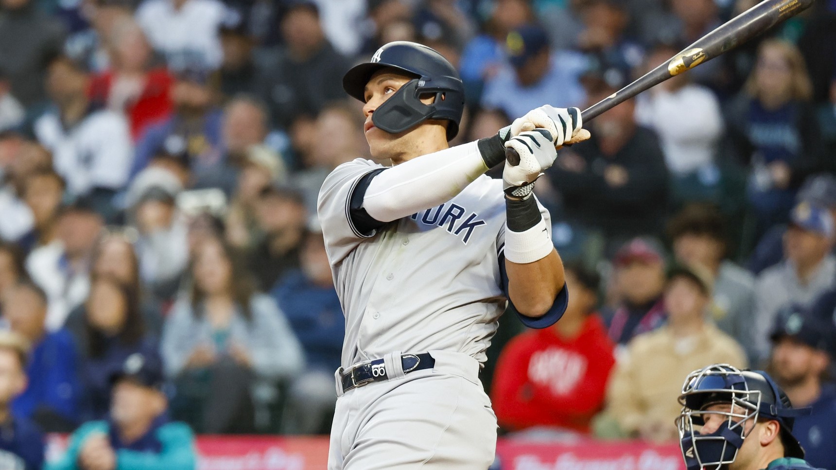 Aaron Judge blasts 43rd home run, Yankees first team to 70 wins in victory  over Mariners