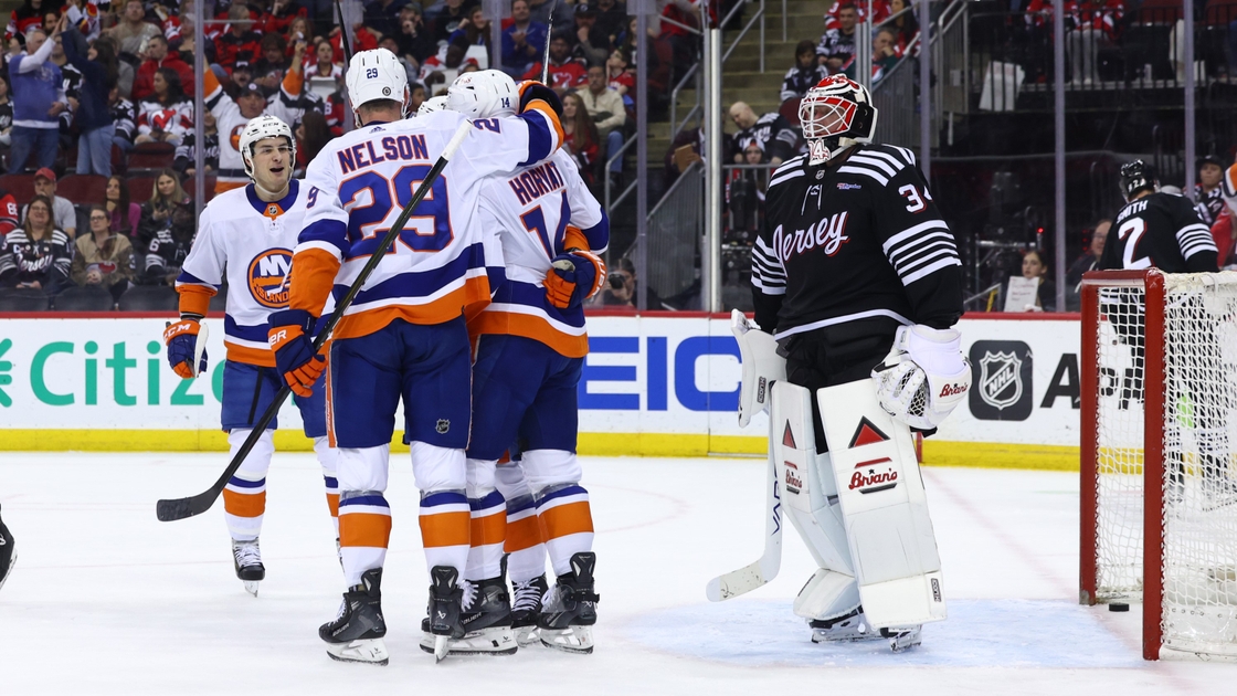 Kyle Palmieri, Brock Nelson lead Islanders' playoff-clinching win at Devils