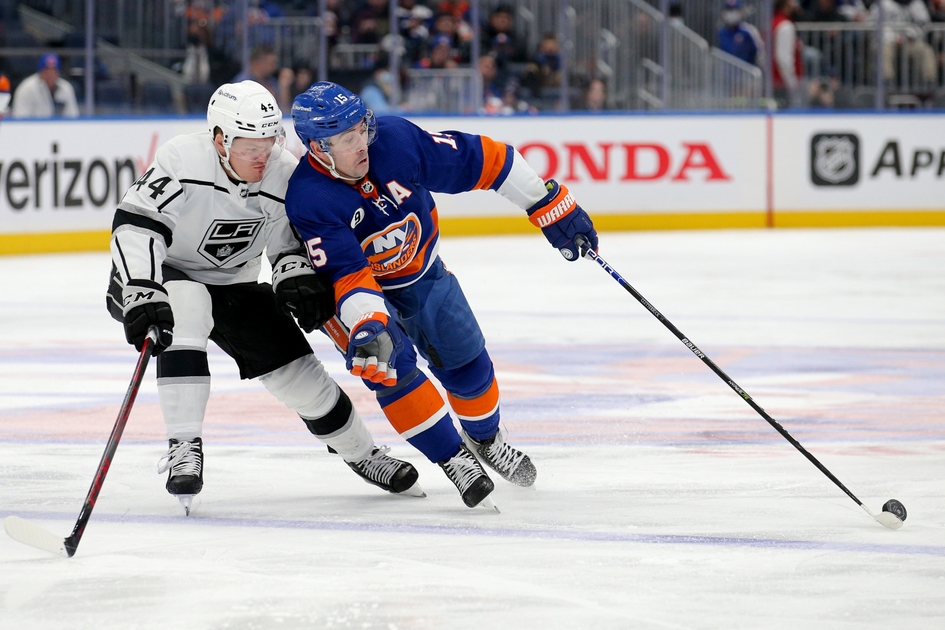 Islanders score twice in third period, lose to Kings in exciting final minute