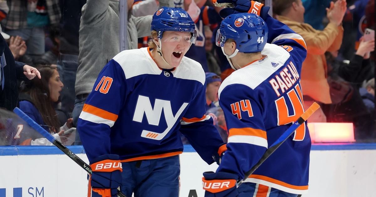 Islanders use three-goal second period to down Oilers, 3-1