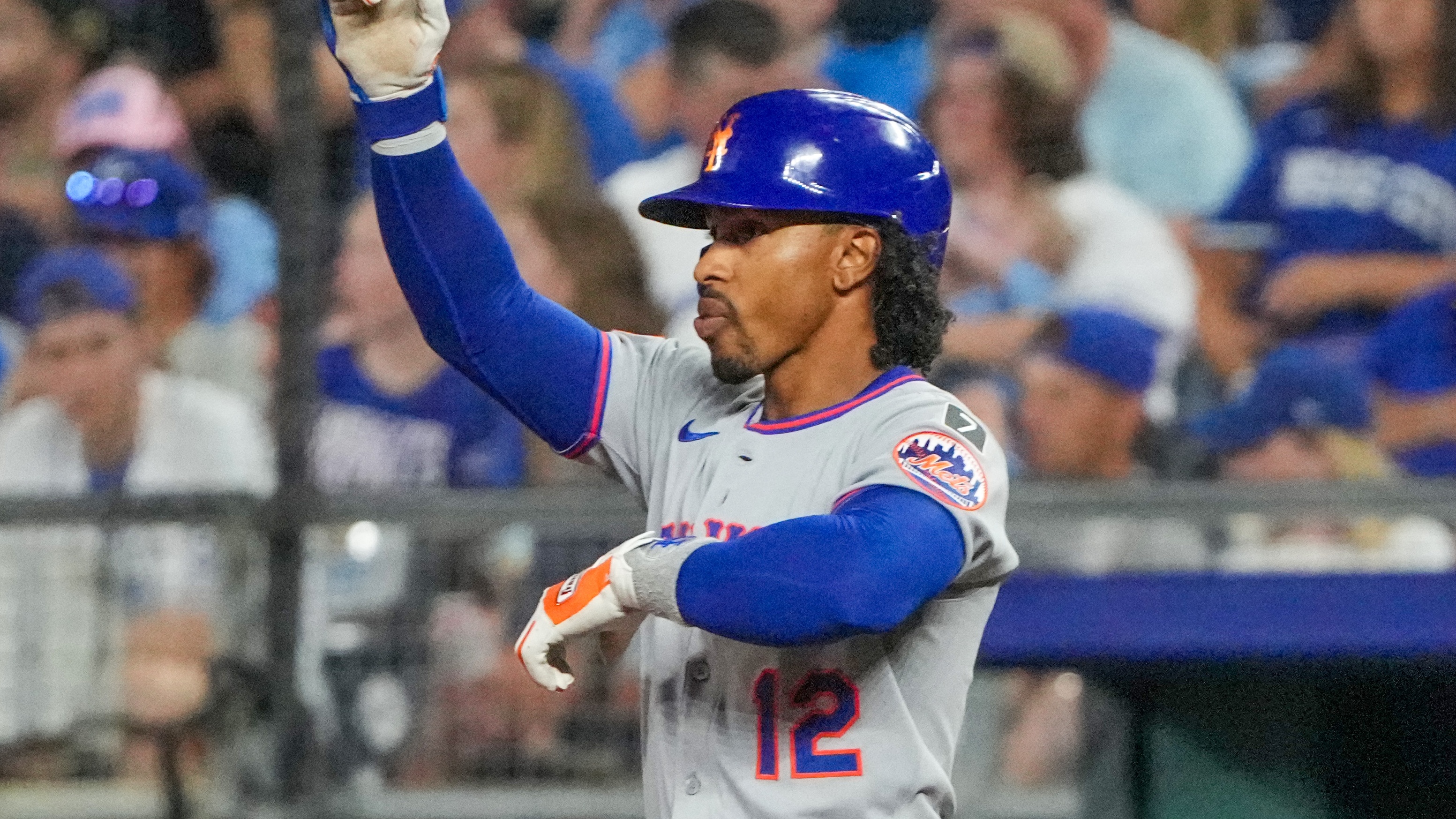 最後の2イニングで7回のランでメッツラリー、シリーズオープナーでロイヤルズ8-3を破った
