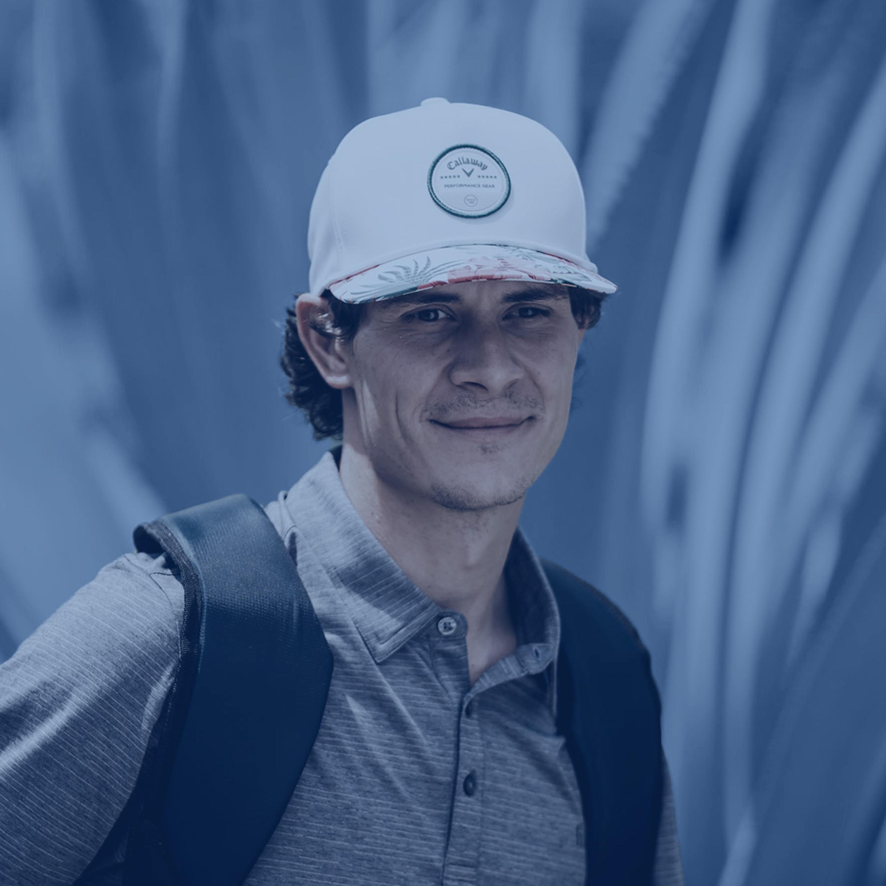 Man wearing backpack and Callaway golf hat